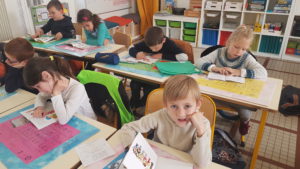 Un temps de lecture silencieuse chez les CP.